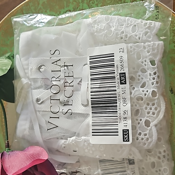 NO LONGER AVAILNIP Victoria's Secret White Eyelet Garter Skirt Size Medium/Large - Picture 7 of 7